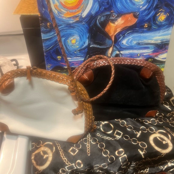 YESSS You Get 2!!! EUC like new VINTAGE Crossbody BAGS - Picture 4 of 4